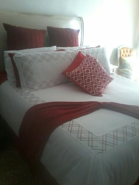 Thembisi Guesthouse Newcastle Extérieur photo