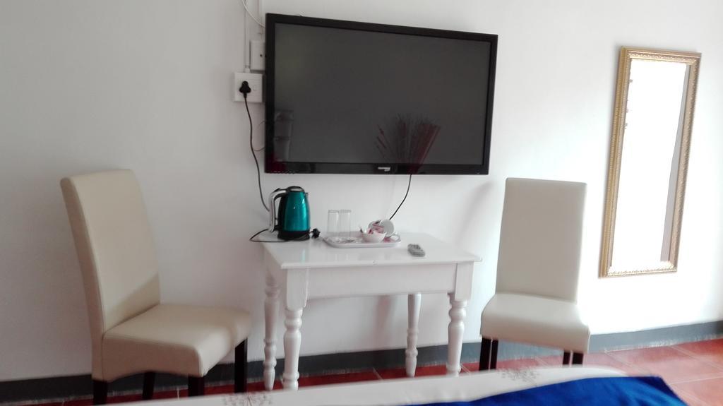 Thembisi Guesthouse Newcastle Extérieur photo
