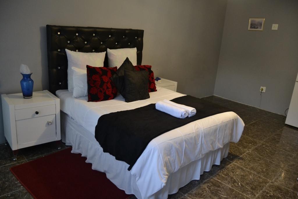 Thembisi Guesthouse Newcastle Extérieur photo