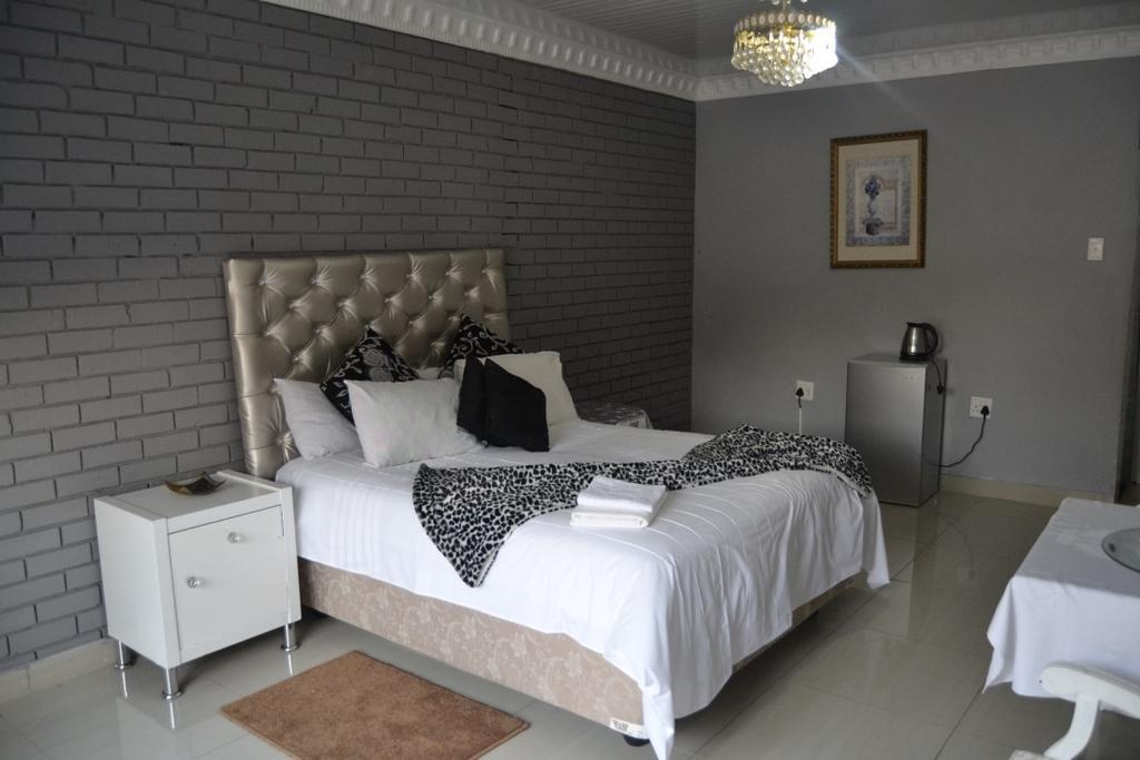 Thembisi Guesthouse Newcastle Extérieur photo