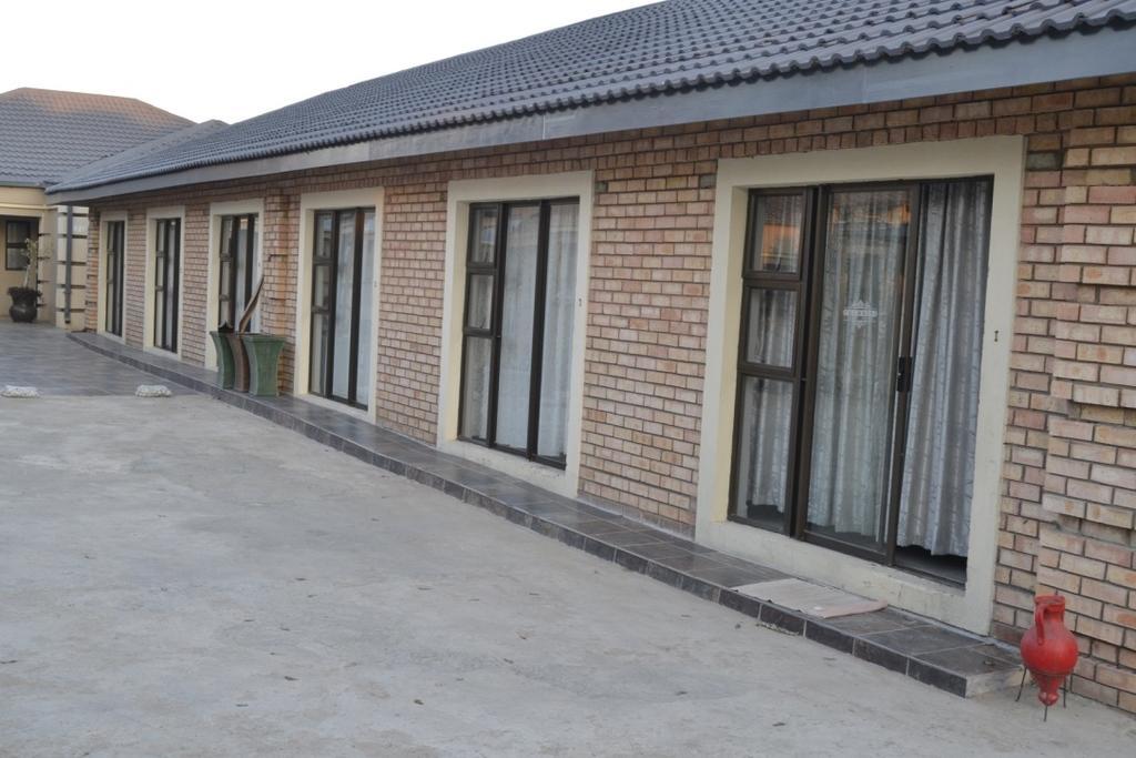 Thembisi Guesthouse Newcastle Extérieur photo