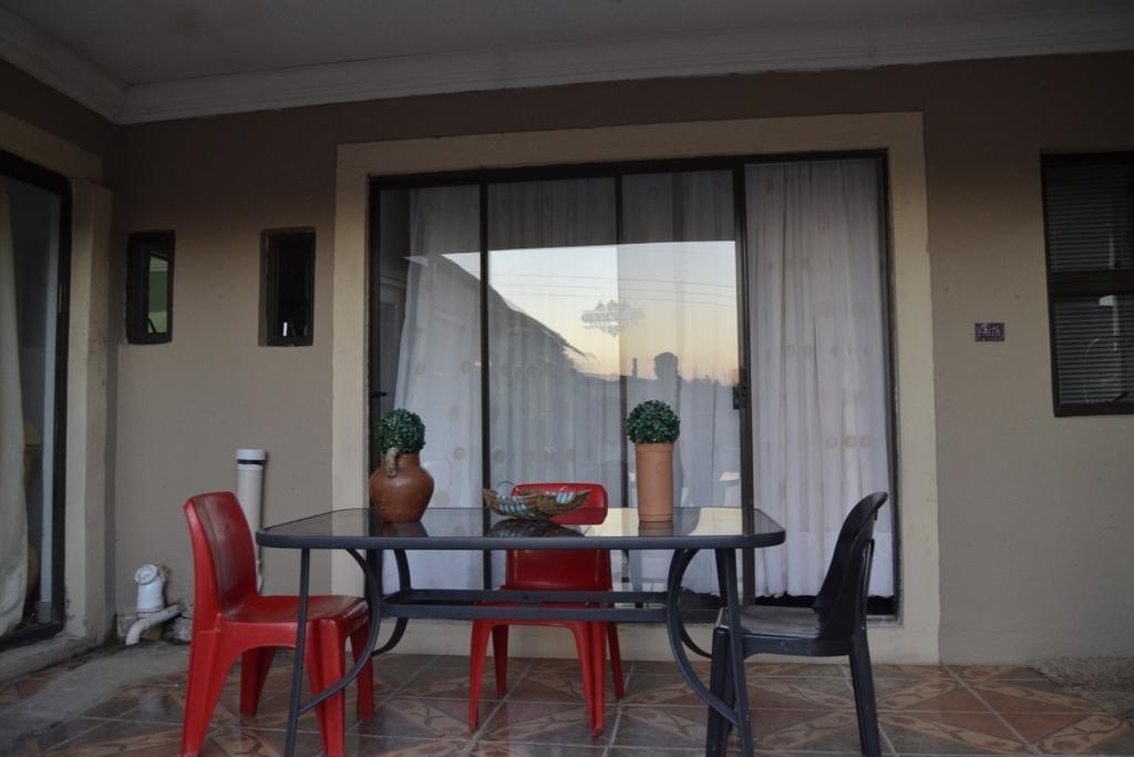 Thembisi Guesthouse Newcastle Extérieur photo