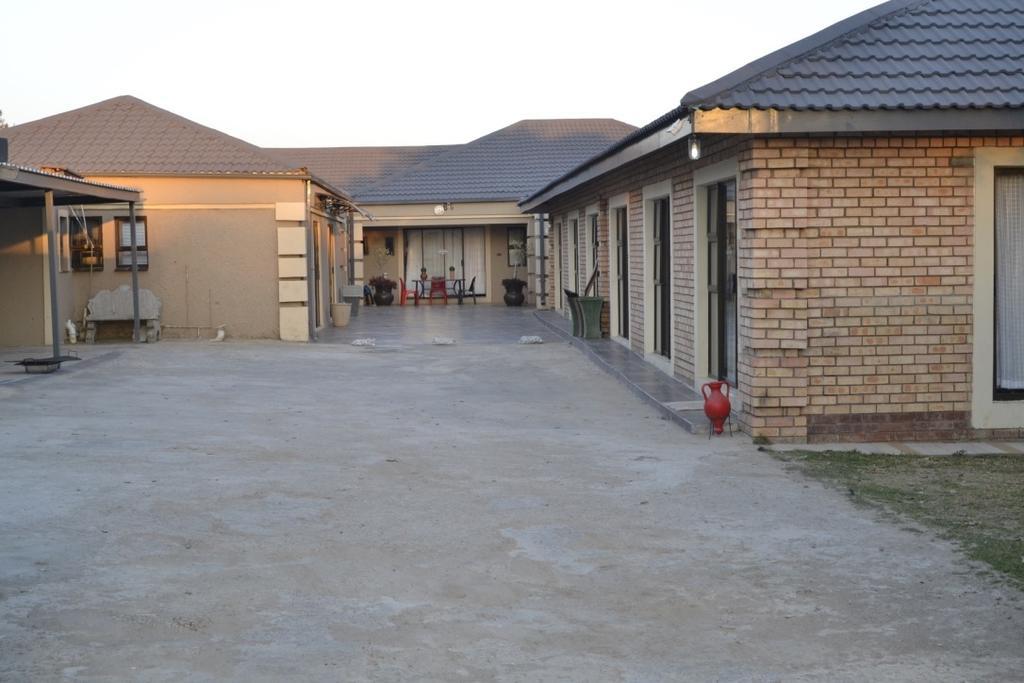Thembisi Guesthouse Newcastle Extérieur photo