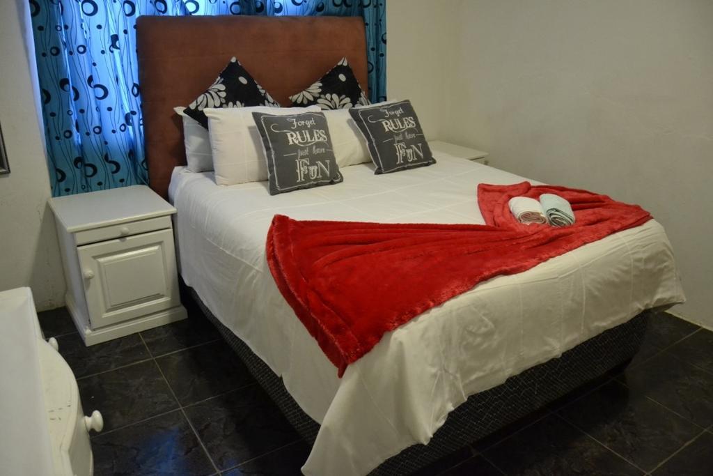 Thembisi Guesthouse Newcastle Extérieur photo