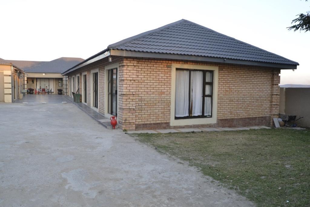 Thembisi Guesthouse Newcastle Extérieur photo