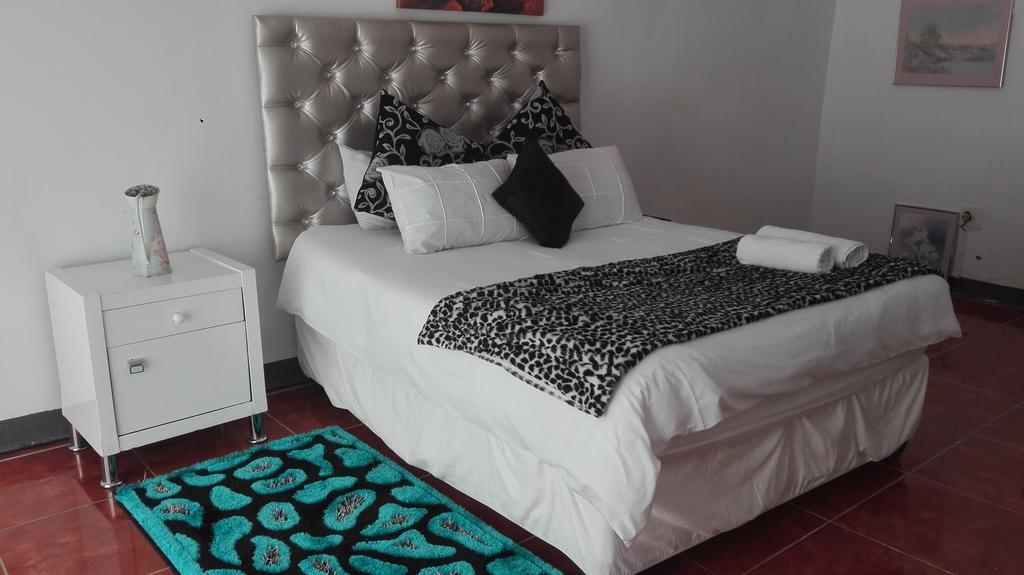 Thembisi Guesthouse Newcastle Extérieur photo