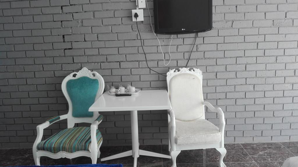 Thembisi Guesthouse Newcastle Extérieur photo
