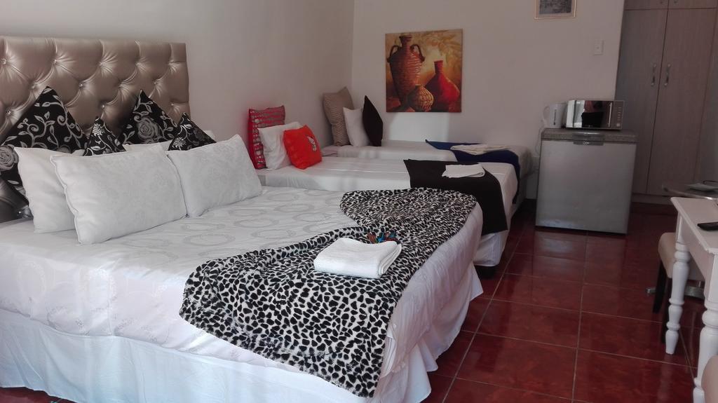 Thembisi Guesthouse Newcastle Extérieur photo