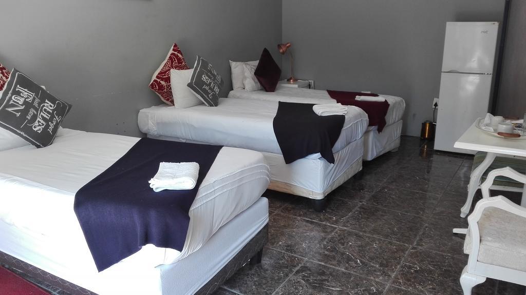 Thembisi Guesthouse Newcastle Extérieur photo