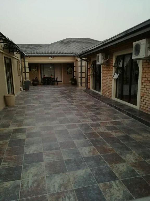 Thembisi Guesthouse Newcastle Extérieur photo