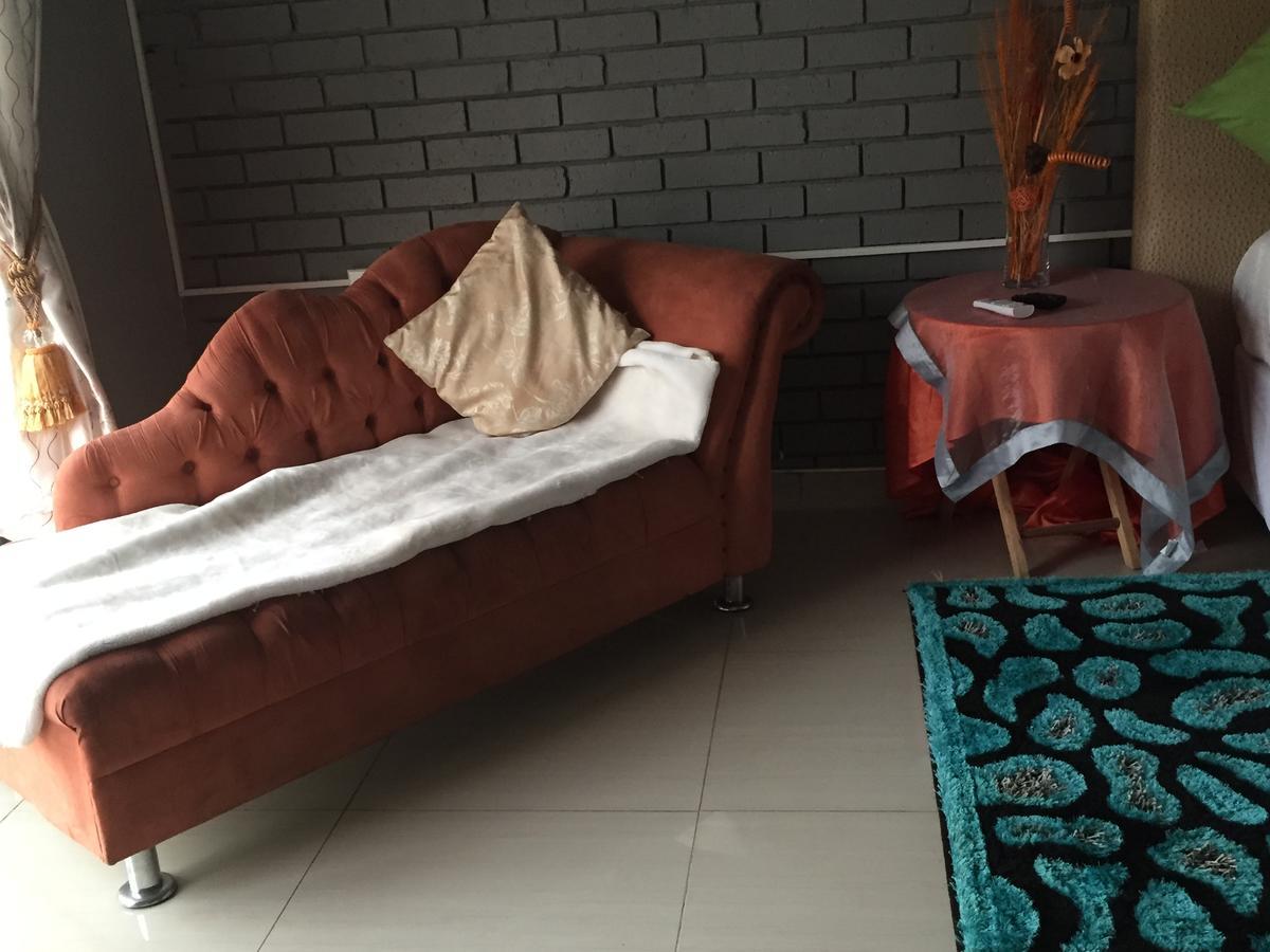 Thembisi Guesthouse Newcastle Extérieur photo