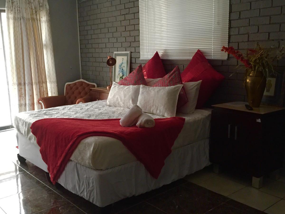 Thembisi Guesthouse Newcastle Extérieur photo