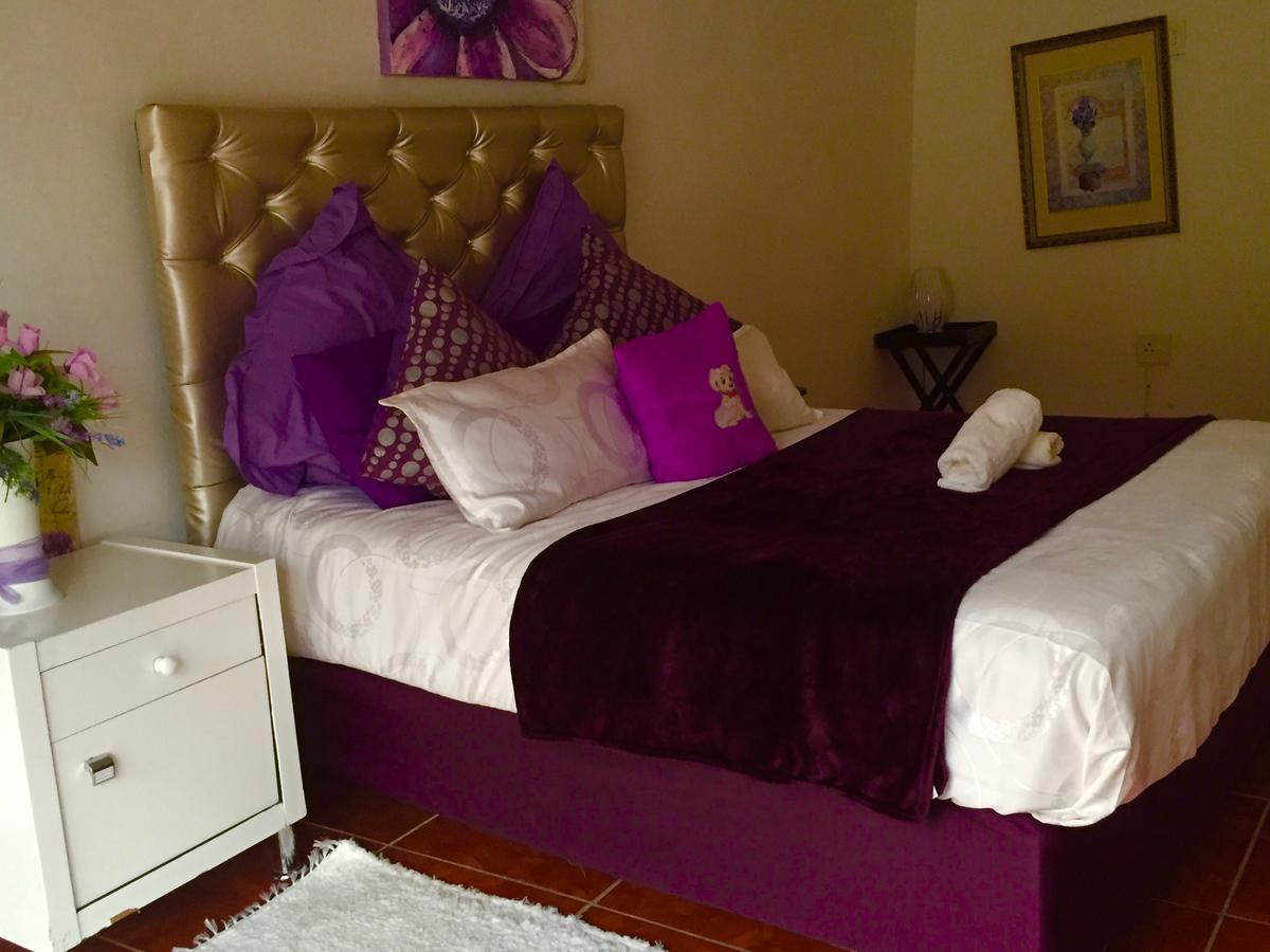Thembisi Guesthouse Newcastle Extérieur photo